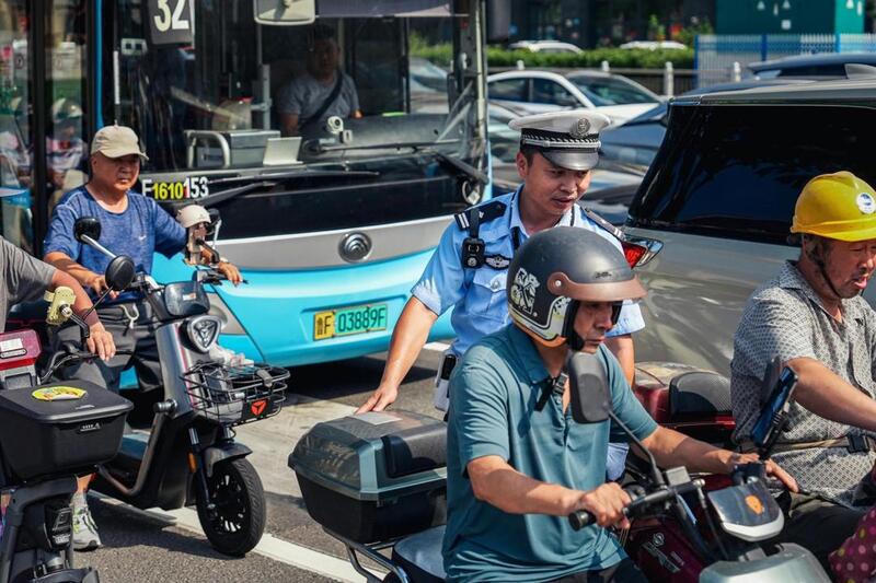 交警烈日下守护市民平安出行.jpg 博彩导航网